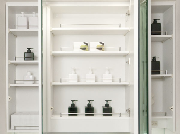 Bathing-wash room.  [Wash room where we arranged with storage triple mirror] By changing the angle of the mirror, Three-sided mirror also check makeup and grooming it can be performed with ease. It has provided a space that can be neatly stored and cosmetics to Kagamiura.