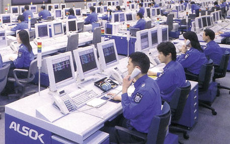 Security.  [Thorough security by Sogo Keibi Hosho Co., Ltd.] In cooperation with the security company to protect the 24-hour apartment. By remote security management system, Of course, equipment alarm of the common areas, Fire proprietary part ・ Security alarm, And it corresponds to the abnormal alarm. (Reference photograph)