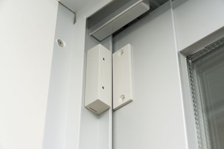 Security.  [Security sensors] In the window facing the front door and balcony, Set up a crime prevention sensor in conjunction with electronic security system. If there is an external intrusion, Problem to security company.  ※ Be set by each dwelling unit intercom is required. (Same specifications)