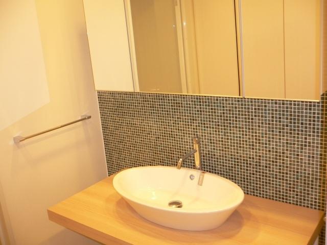 Wash basin, toilet. Wash basin