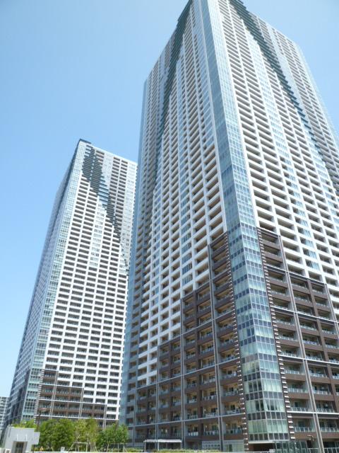 Local appearance photo. Twin Towers high-rise apartment