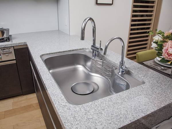 Kitchen.  [Natural stone kitchen counter] Kitchen top board adopted a luxurious natural stone. To produce a kitchen in high-grade space.  ※ Published photograph of the model room C type (on the model room construction, Which was photographed inverted ones), Some options (paid ・ Includes application deadline Yes).