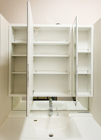 Bathing-wash room.  [Three-sided mirror (with storage)] Adopt a three-sided mirror which arranged a large mirror in the center. In the housing of the mirror back side, You can organize, such as skin care and hair care products. Also, We consider the ease of use, such as installing a dryer hook.