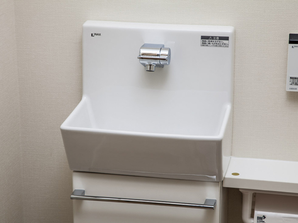 Toilet.  [Handwashing cabinet] Installing a storage capacity rich wash cabinet in the toilet. Cleaning is easy because the drain outlet that eliminates the seams of the bowl.