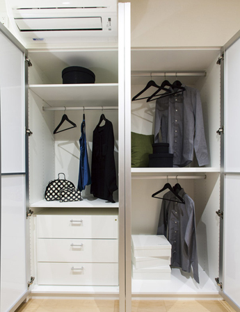 Receipt.  [System storage] System storage that can be variously configured the storage internal movable shelf and pipes according to the application. Wider room, You can use comfortably.