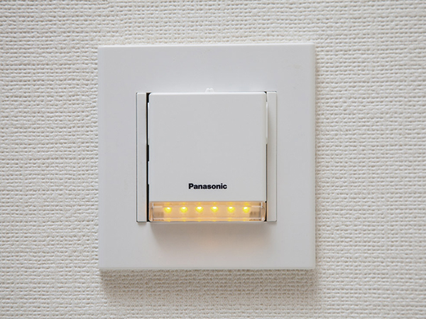 earthquake ・ Disaster-prevention measures.  [Security lighting] When the power failure by fire or earthquake, Security lighting that automatically lights up. Once dark and automatic lights, It illuminates your feet in the light facing downward without glare. Once bright auto off. It is available for about 30 minutes as a flashlight by removing.