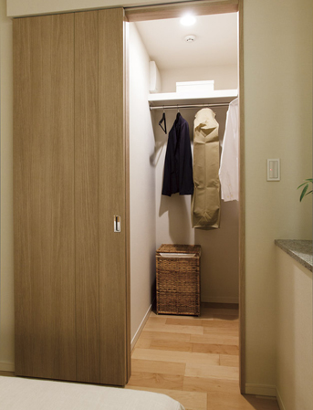 Room and equipment. Walk-in closet of large capacity that can be accommodated things other than clothes. Since the dead space is not born, Room to place the furniture to easy practical sliding door. Also, Or entrance around the storage has been enhanced, Dattari convenient if there is a compartment in the living and dining, Or there is a wide storage compartment of tall types of wash room, Right man in the right place at the storage has been enhanced.