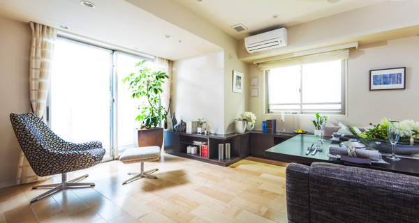 Room and equipment. Living room full of open feeling of the two-sided lighting ・ The dining, Warm the room from the ground adopt the "hot-water floor heating system.". Eliminating the entrance of the steps, such as between the hallway and the living room, The inside of the dwelling unit as much as possible has been consideration to safety by the flat. (C type model room photo 2 points) ※ Model room on the construction, Which was reversed, Some options (paid ・ Includes application deadline Yes). Furniture & Furnishings are not included in the sale price.