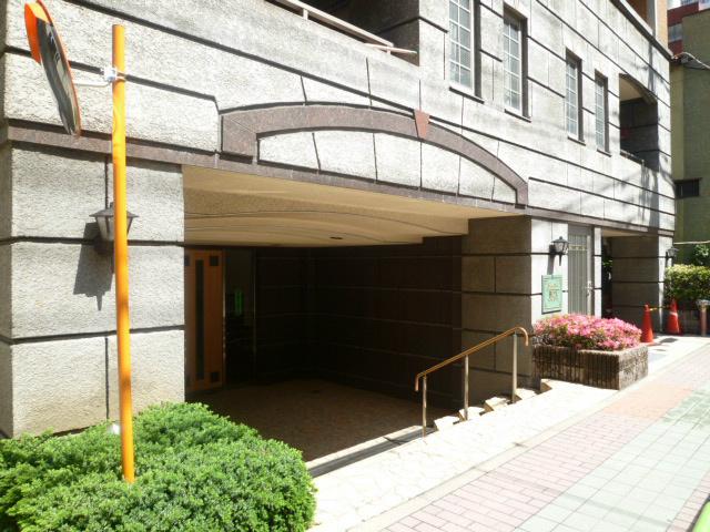 Entrance. Entrance 1