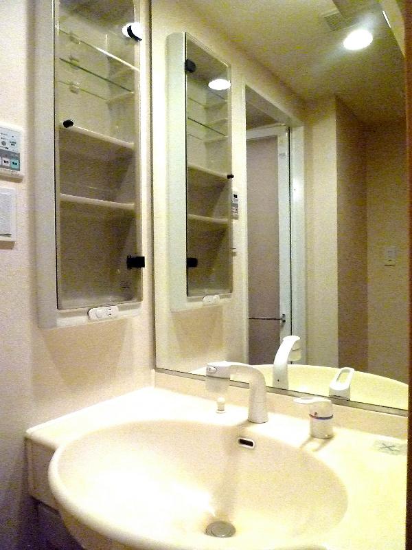 Wash basin, toilet. Wash basin