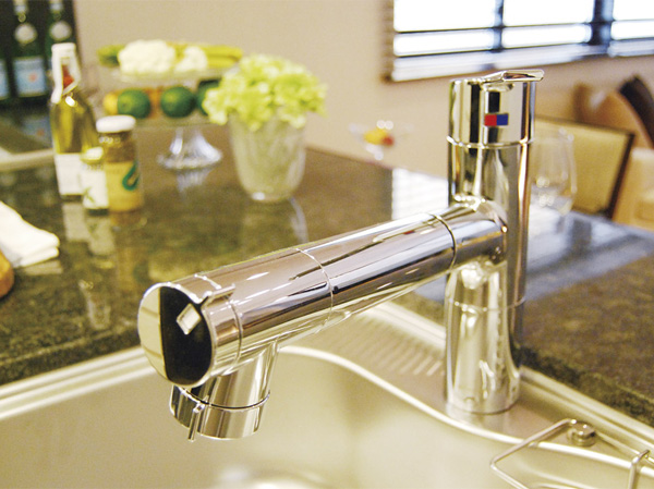 Kitchen.  [Water purifier built-in shower faucets] Adopt a water purifier built-in shower faucet with a convenient pull-out head to clean the sink. (Same specifications)