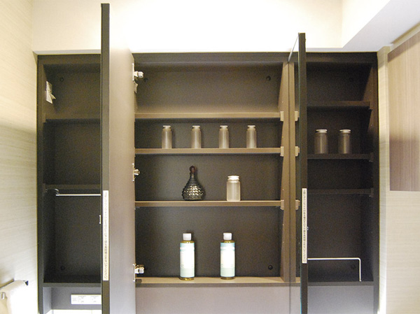 Bathing-wash room.  [Three-sided mirror] Of space whole area has become a storage back of the mirror, You can store the cosmetics and vanity. (Same specifications)