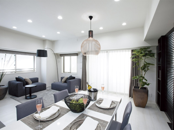 Living.  [living ・ dining] Planning with a frontage of about 13m and about 8.5m in all households facing south. Mansion of the room which adopted the window of the wide sash incorporating the bright light on the south-facing living room. (In the apartment gallery, living ・ You can check some of the dining facilities.  ※ The room is different from the one of this sale)