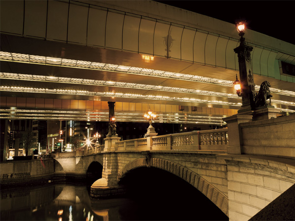 Surrounding environment. Spring 2014, "East district development plan Nihonbashi Muromachi," scheduled to be completed. TOHO Cinemas Nihonbashi (tentative name) March 2014 scheduled to open, Shopping zone 2-3 city blocks 2014 early spring scheduled to open. While to cherish the history, Nihonbashi living area to achieve the day-to-day evolution of advanced urban development. (Nihonbashi Station)