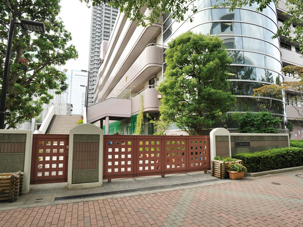 Surrounding environment. Municipal Harumi Junior High School (Tier Russia Residence / About 550m, Chrono Residence / About 650m)