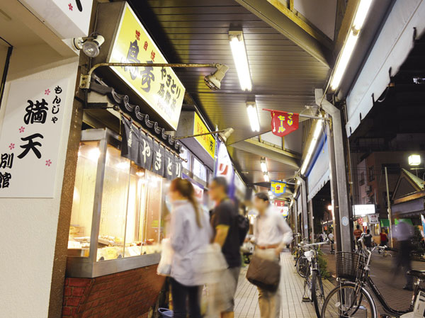 Surrounding environment. Chuo Tsukishima Nishi Naka-dori shopping street (Tier Russia Residence / About 640m, Chrono Residence / You can enjoy the approximately 1040m) downtown emotion.