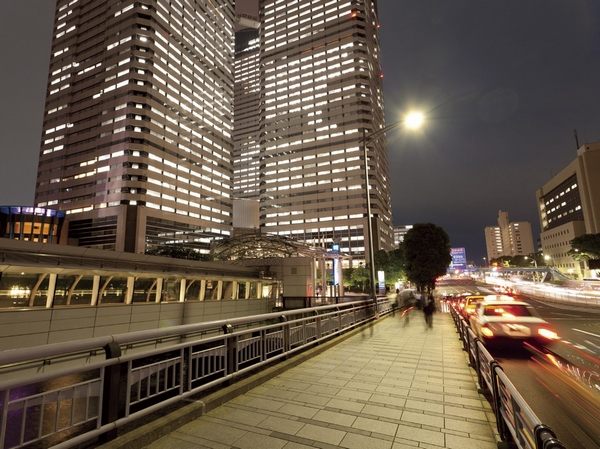 Harumi Street (T: about 700m. K: about 500m). Street lamp also bright, Go home route from the "Kachidoki" station is peace of mind. Super of the station directly connected "Derido" (T: about 1100m. K: about 890m) is open until 25 midnight