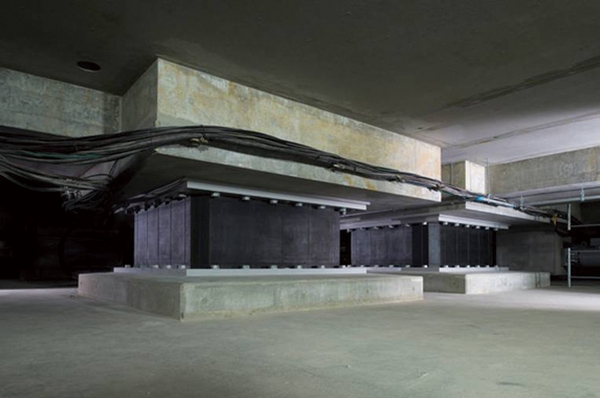 Seismic isolation system (November 2012 shooting). 1400mm ~ 56 groups place the seismic isolation bearing by the square and round of lead plug Rubber of 1600mm