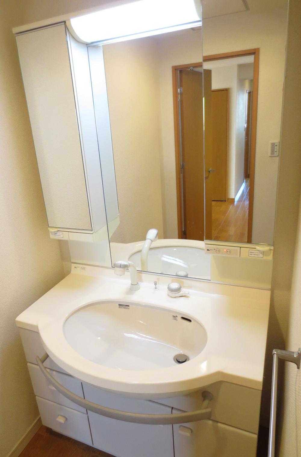 Wash basin, toilet. Indoor (12 May 2013) Shooting