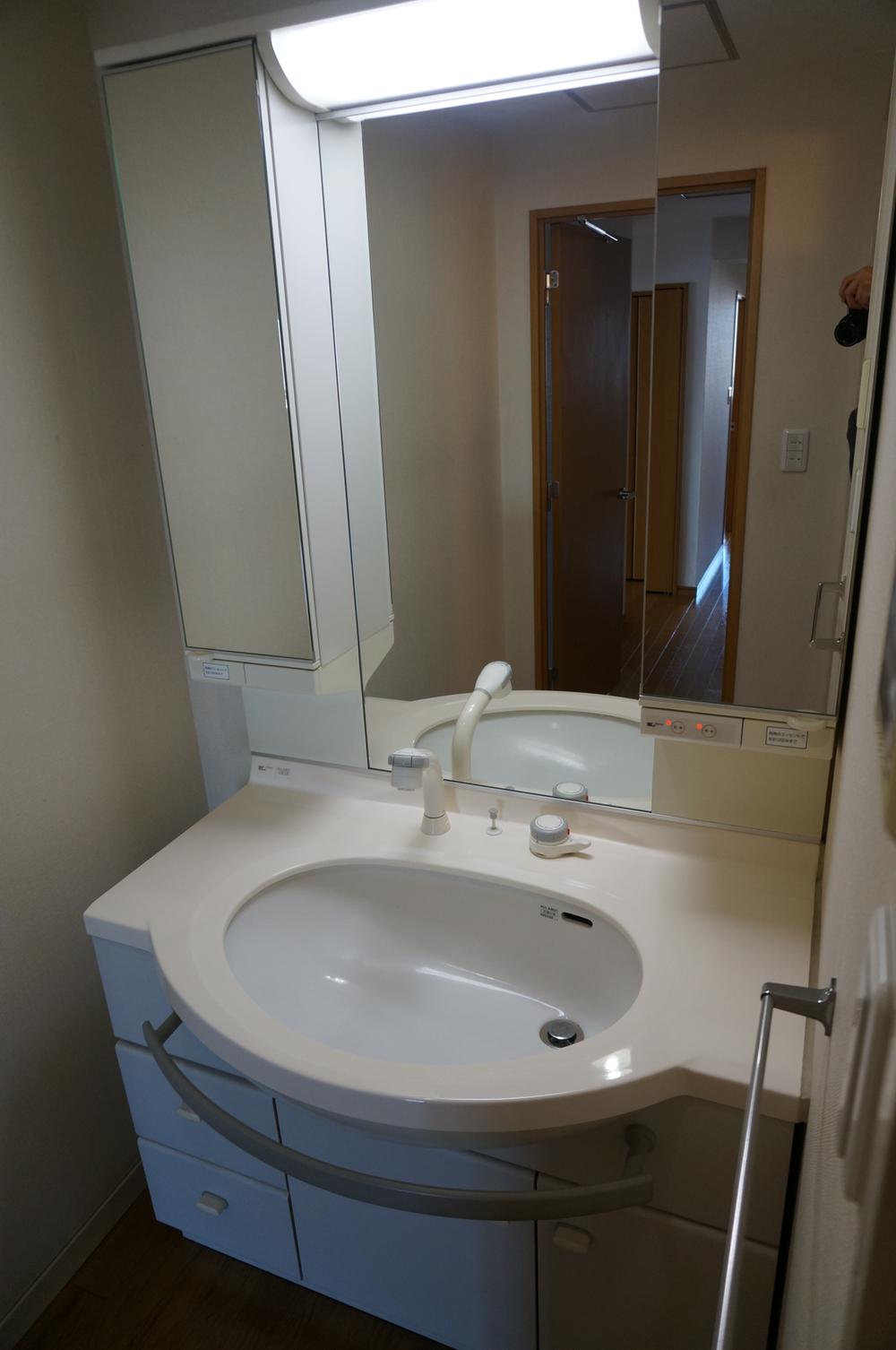 Wash basin, toilet. Indoor (12 May 2013) Shooting