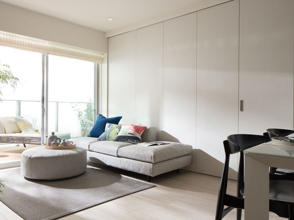 Living.  [Wall door] In the opening and closing of the wall door, It can be freely laid out space, living ・ Dining and Western-style. Door panel, You can clean housed in the door pocket. (Except D type)