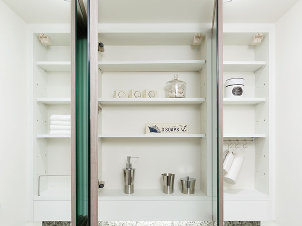 Bathing-wash room.  [Three-sided mirror back storage] Adopt a three-sided mirror type in the wash basin of the mirror. The back side of the mirror, It has become a storage space, such as toiletries and hairdryer.