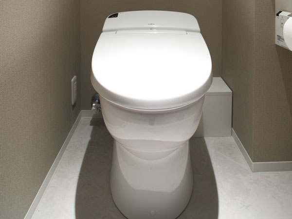 Bathing-wash room.  [Tankless toilet (with hand washing counter)] Tankless toilet of water-saving specification that employs a unique cleaning method. No tank, Room is born in space with simple design.
