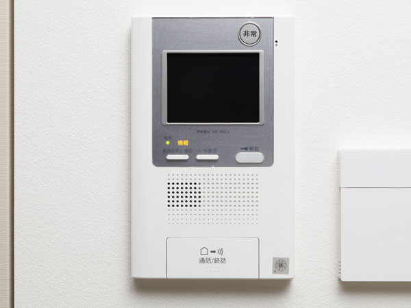 Security.  [Monitor with intercom] Each dwelling unit has been set up the intercom with color monitor that can check the visitor in the video and audio. (Same specifications)