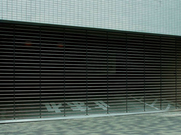 Security.  [Ring shutter] To the entrance of the parking lot, Installation of suppressing ring shutter a suspicious person of intrusion. (Same specifications)