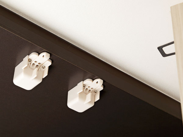 earthquake ・ Disaster-prevention measures.  [Seismic latch] Installed in a cupboard hanging seismic latch the door is automatically locked when you sense the shaking of an earthquake. It prevents the fall, such as cookware. (Same specifications)