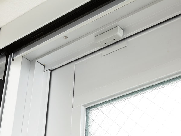 Security.  [Security sensors] When the sash facing the entrance and a balcony are opened illegally, An alarm sound, And automatically reported to the security company, etc.. (The operation requires a set of security system) (same specifications)