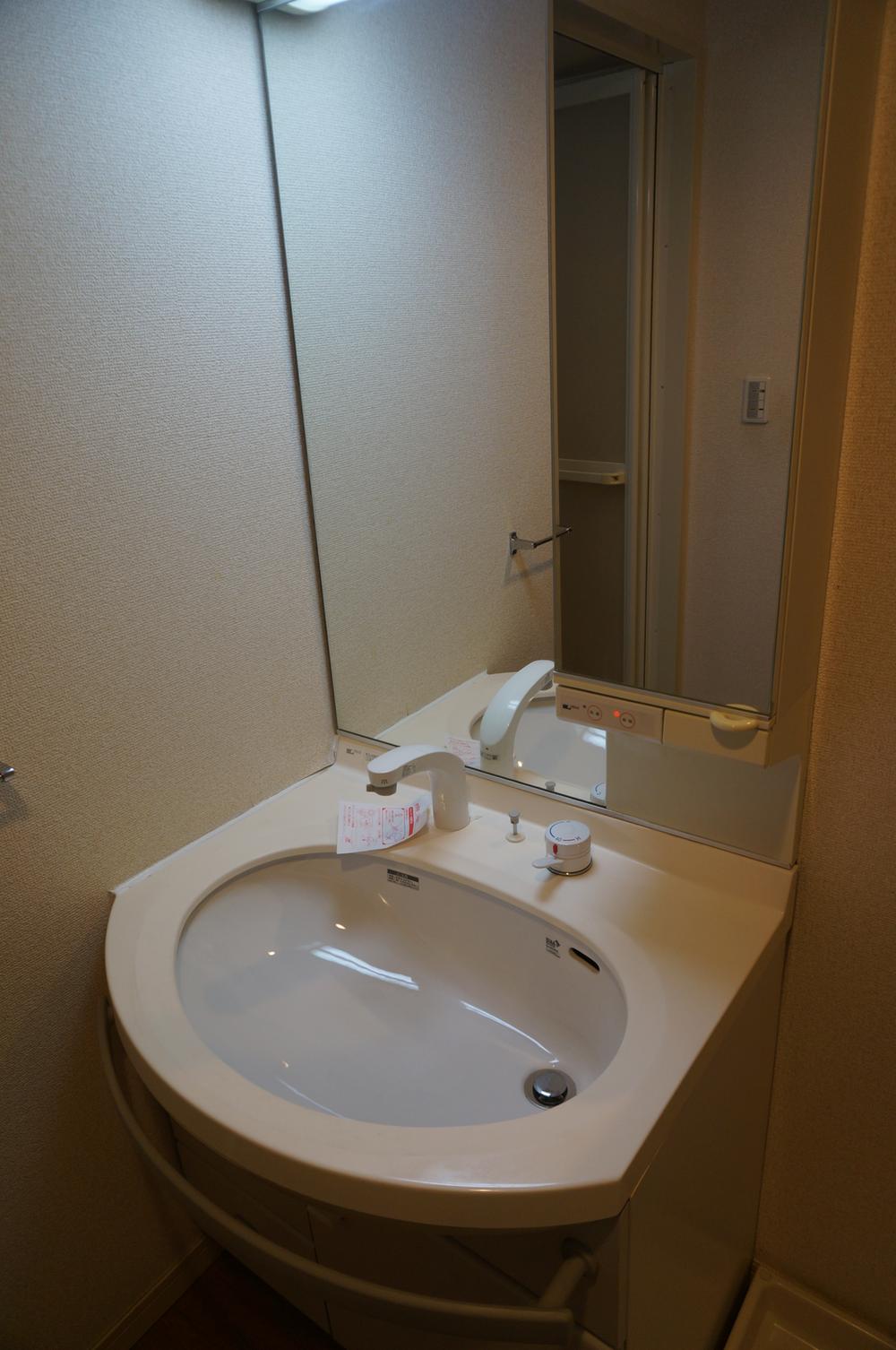 Wash basin, toilet. Indoor (12 May 2013) Shooting