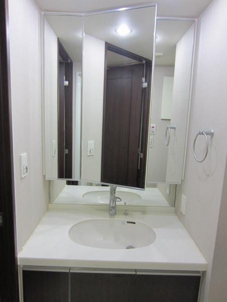 Wash basin, toilet. Wash basin