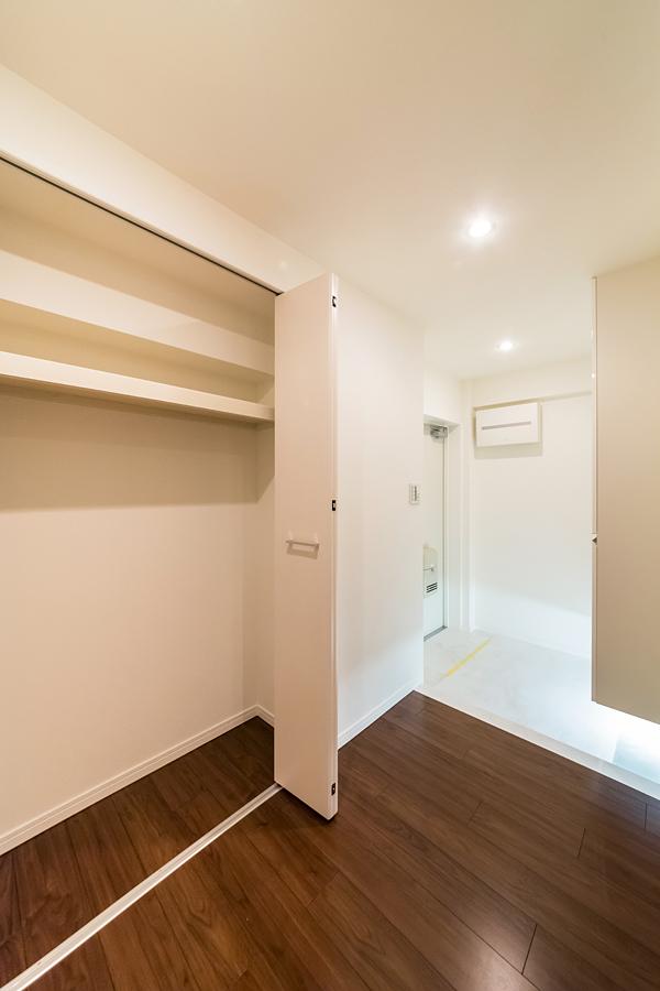 Entrance. With a convenient storage compartment is in the hallway