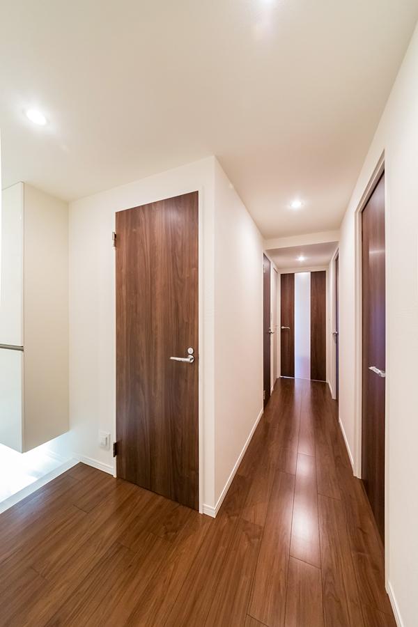 Entrance. Flooring, wall ・ Ceiling cross stuck in place already