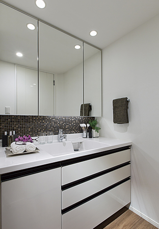 Bathing-wash room.  [bathroom] On the back side of the large mirror, Cosmetics and accessories, Dryer, etc. can be stored.