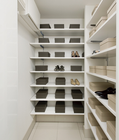 Receipt.  [Shoes closet] A lot of shoes and boots, Outdoor goods, You can, such as wealth storage stroller.