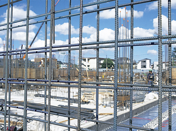 Building structure.  [Double reinforcement (double zigzag reinforcement)] In the process of assembling a rebar of the wall surface in a grid-like or box-like, And double reinforcement to partner the rebar to double, It has the standard construction of the double zigzag reinforcement partnering staggered further.  ※ Double zigzag reinforcement has adopted on the wall and the Chianti slab rising wall with a thickness of 150mm. (Same specifications)
