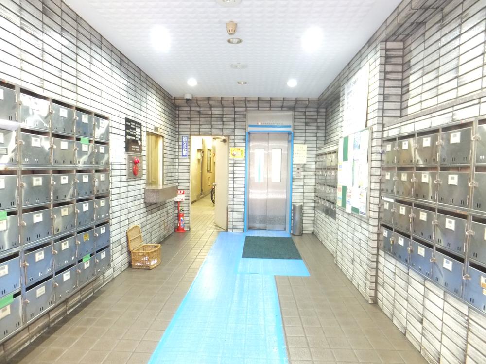 Other common areas. Entrance in the photos