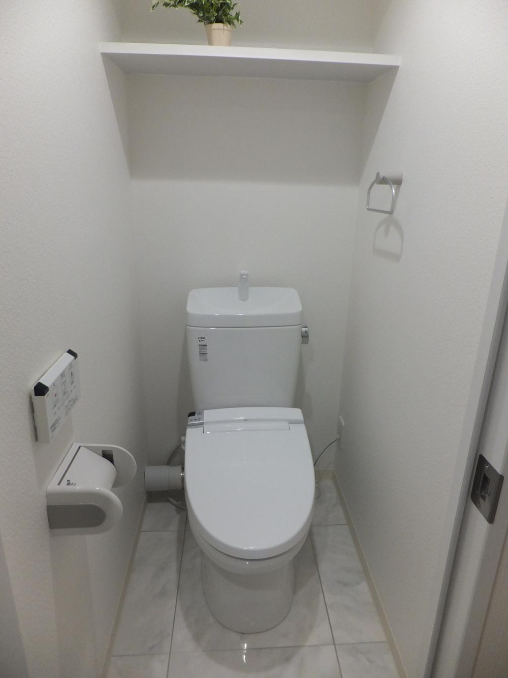 Toilet. Indoor (10 May 2013) Shooting