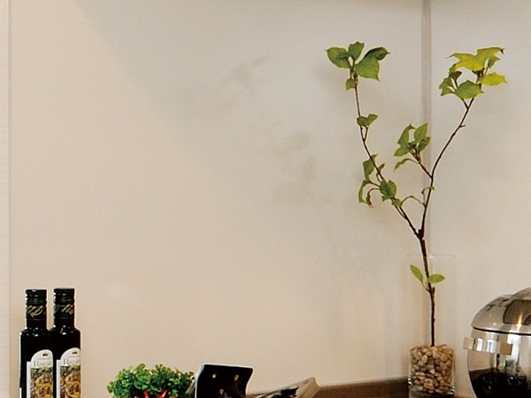 Kitchen.  [Enamel kitchen panel] Easy to clean, such as oil, dirt, Has adopted the enamel kitchen panel can also be used magnet. Also, 9F or more dwelling units will be in the plan with oil guard.