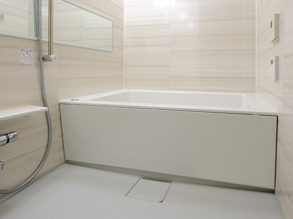 Bathing-wash room.  [Low floor type unit bus] In order to prevent injuries due to the step of when to and from, It has adopted a low-floor type unit bus with reduced height of the stride.