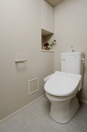 Bathing-wash room.  [toilet] The toilet, Use clean and comfortable, It was equipped with a hot water wash function with heating toilet seat that was also attached deodorizing function. Also, We established a convenient hanging cupboard for storage of small items.