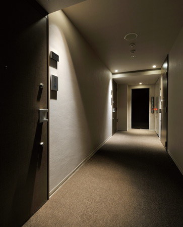 Features of the building.  [Inner hallway] Adopt a corridor within shared in the hallway was privacy and safety considerations. Winter is warm and clean.