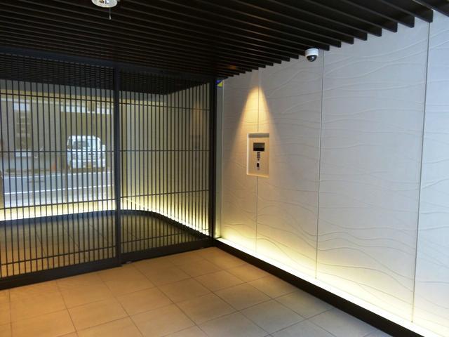 Entrance. Common areas