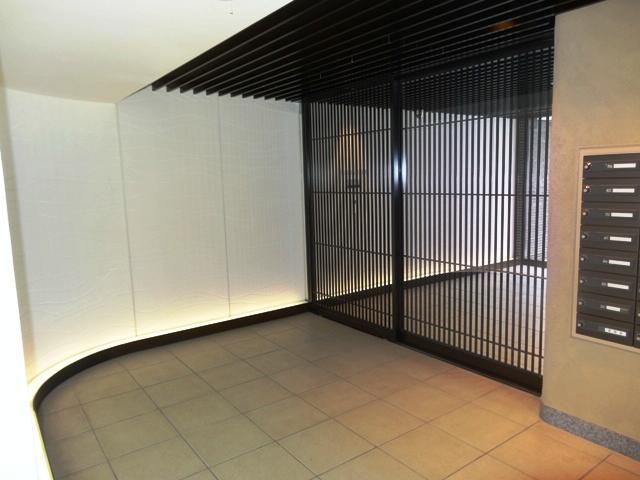 Entrance. Common areas