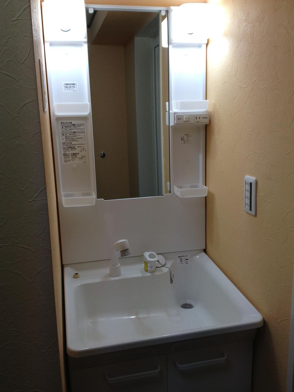 Wash basin, toilet. Indoor (11 May 2013) Shooting