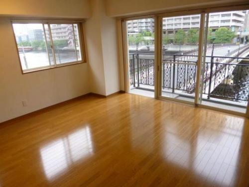 Living. Living space to enjoy the canal that extends in front of the eye.