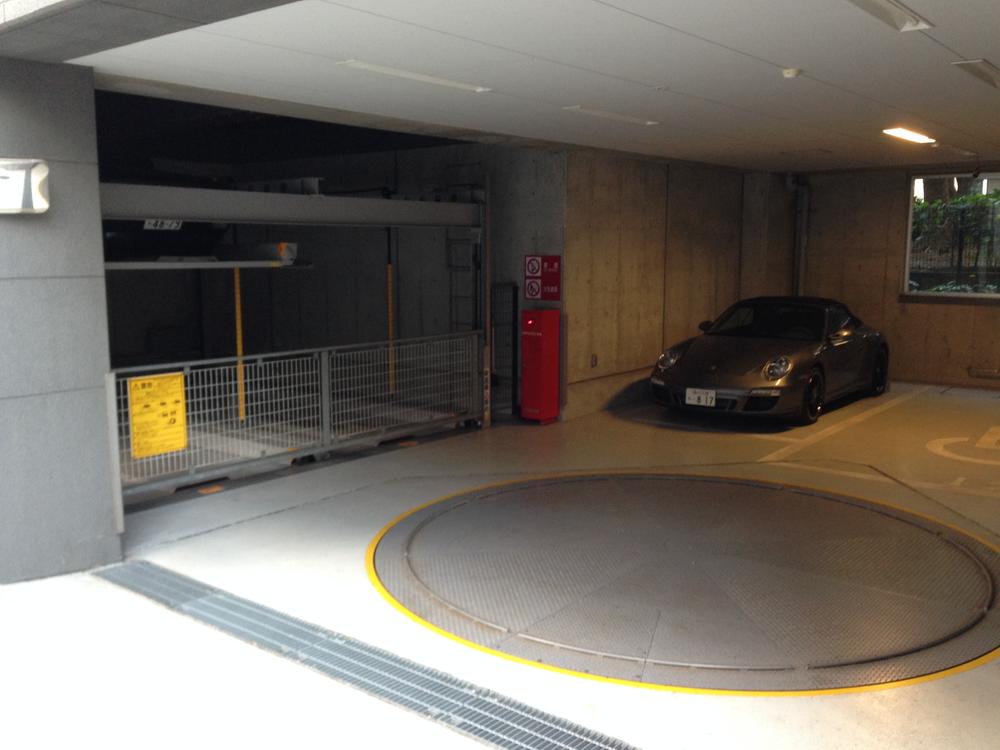 Parking lot. Self-propelled 2 aircraft, Located in the left and right.