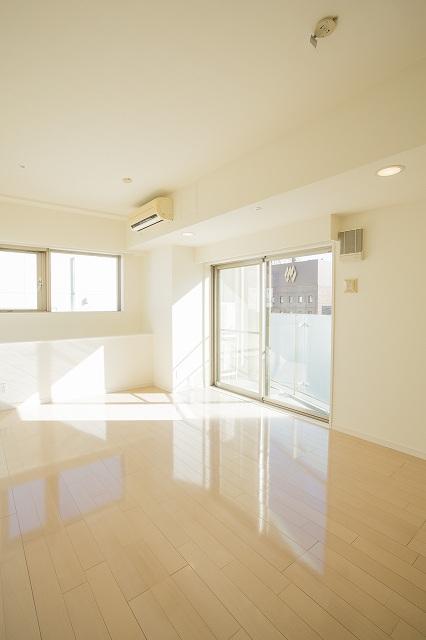 Living. A clean white keynote LD